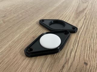 Ochraňuj své kolo pomocí airtag v našem boxu s bezpečnostními šrouby 😉 Mrkni na 3DMS.EU #airtag #bikeairtag...